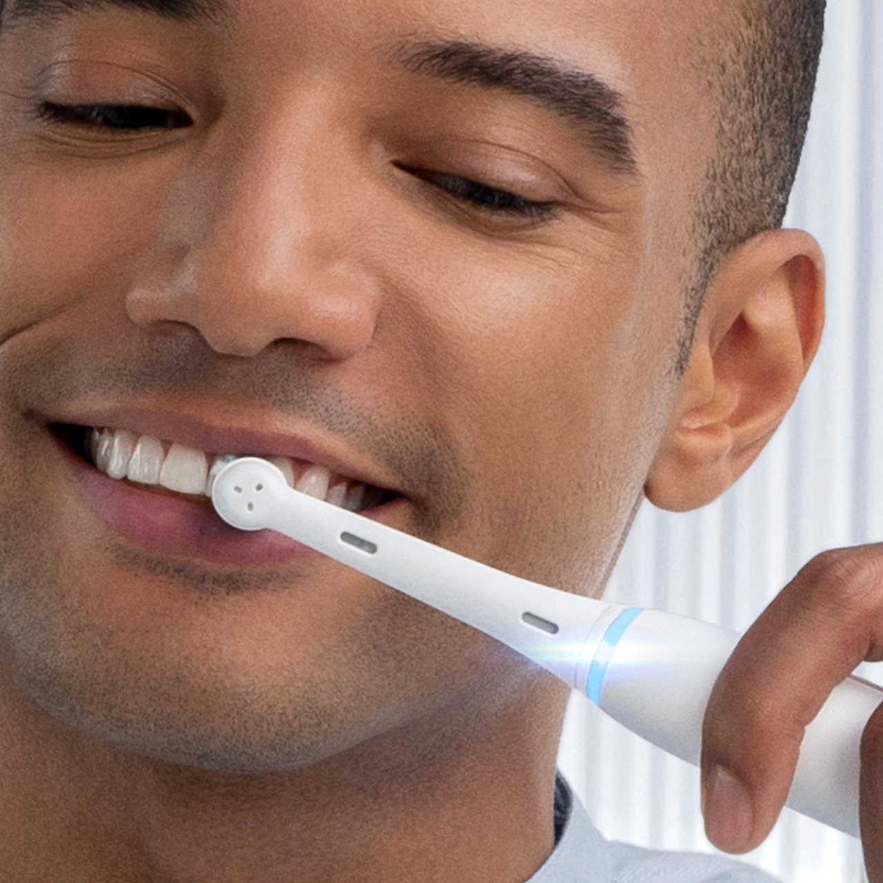 iO Ultimate Clean Rechargeable Electric Toothbrush Twin Pack - Image 7